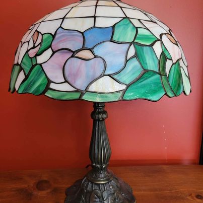 Tiffany Style Lamp w/ Floral Shade & Cast Metal Base