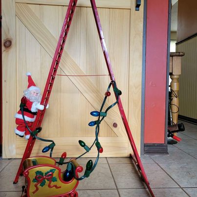 Mr. Christmas! Animated,Musical Stepping Santa, Climbs Ladder, 2006, Measures 40