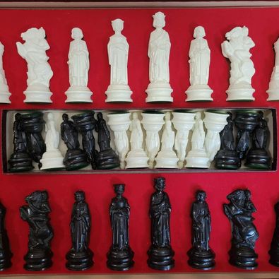 Vintage! 1959 Renaissance Chess Set by E.S. Lowe, Complete w/ Wood Carved Pieces, No.#833