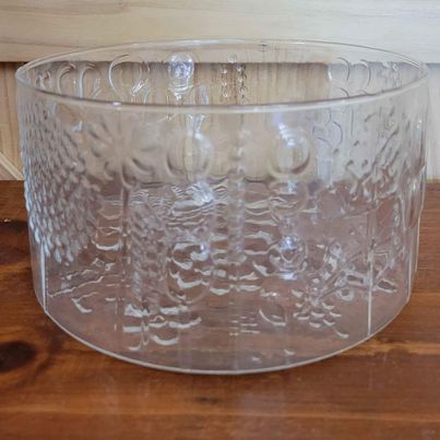 Unique Ittala Glass Bowl 5, 7/8 Flora Serving Bowl, designed by Oiva Tokka, from Nuutjarvi Finland