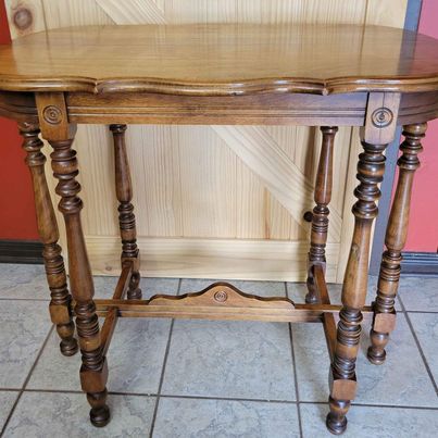 Beautiful! Oval Eastlake Style Occasional Table w/ Turned Legs Measures 32