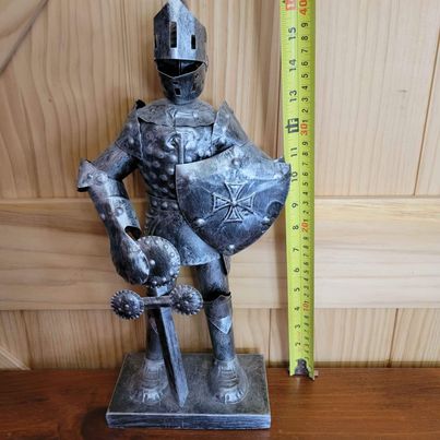 Decorative! Metal Tin Knight in Suit of Armor, Measures 16