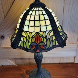 Beautiful! Irridescent Tiffany Style Stained Glass Table Lamp w/ Sculpted Metal Base