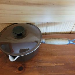 Le Creuset #18 Brown Saucepan, Pour Spout,Wooden Handle & Lid. Made in France, 2 qts, 1.8 L