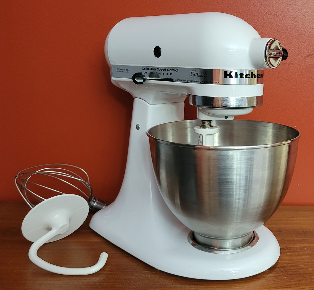 KitchenAid,10 Speed, White, Stand Alone Mixer Model #K45SS 4.5 Qt w/ 3 Attachments