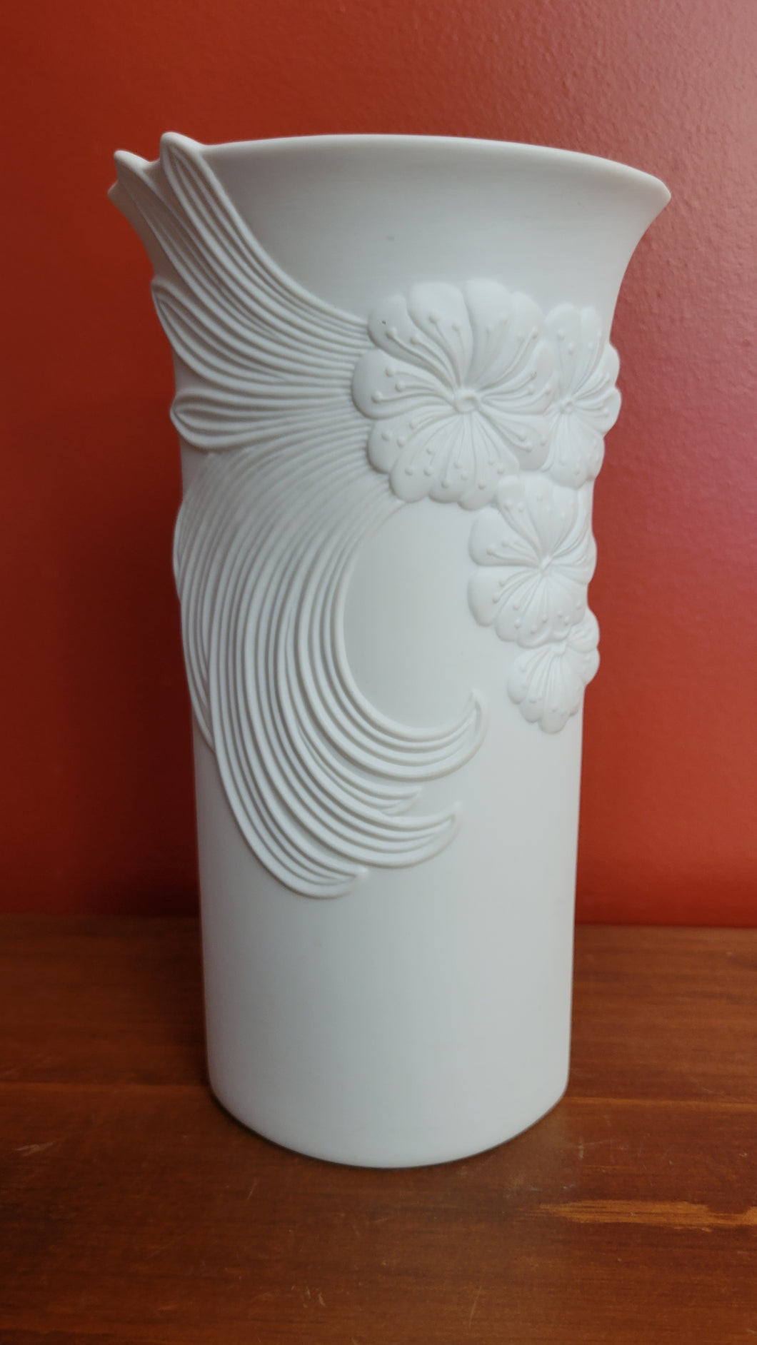 Beautiful White Matte Kaiser Vase, 7 1/2