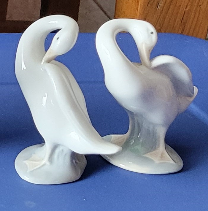 Lladro Porcelain Pair of Geese figurines