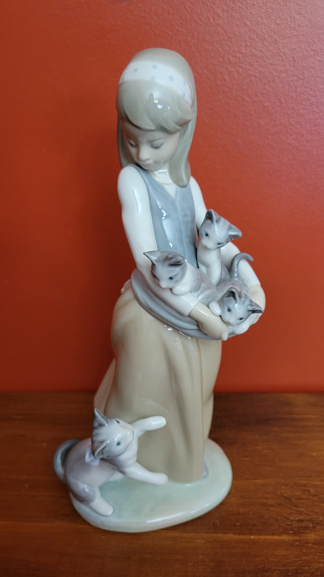 Lladro Girl w/Kittens and Cats Figurine