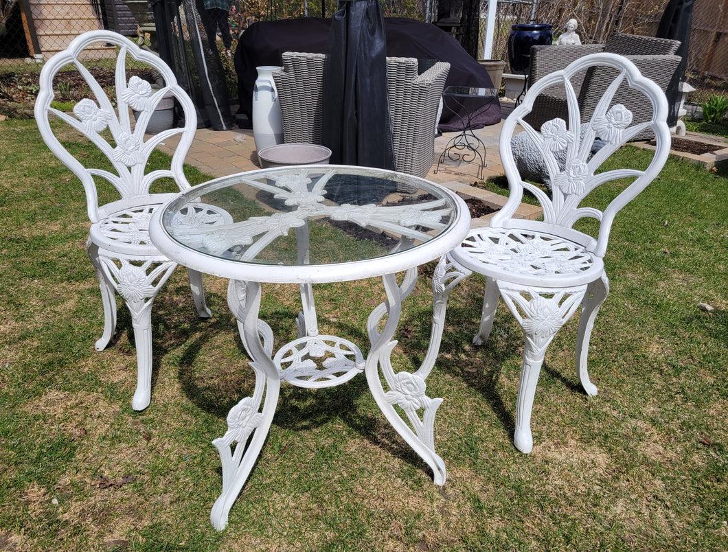 Beautiful! Cast Iron Bistro Set w/ Iris Design