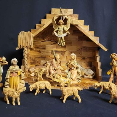 Vintage 1980's Fontanini, Defoe Italy Nativity Set in an Olive wood Creche