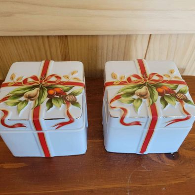 Pair of Ceramic Vintage Christmas Design Trinket Boxes w/ Lids, Measures 4