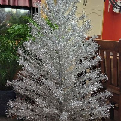 Vintage! Lifetime Aluminum, Extra Bushy! Christmas Tree, Made in Canada, 7 Ft